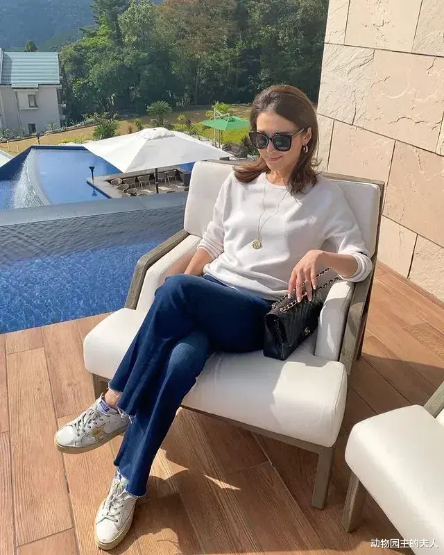 动物园主的夫人 冬季针织衫怎么穿好看又省钱 看看这位博主的简约搭配法会给你灵感