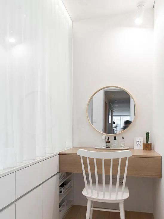 直到完工，才发现媳妇多有眼光，床头做书房，中间隔断半墙半玻璃