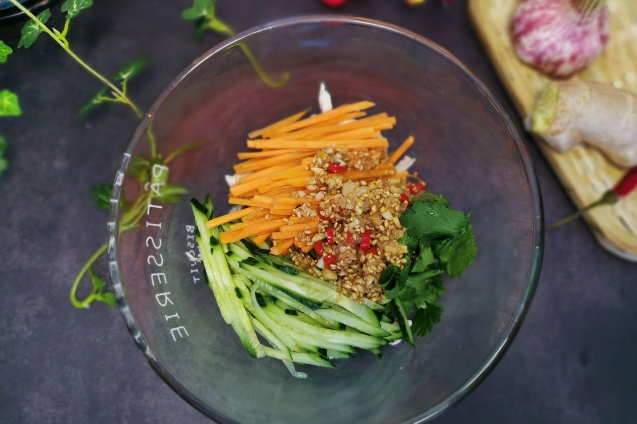 鸡胸肉|鸡胸肉的简单做法,一撕一拌鲜香滑嫩,低卡低脂,多吃不胖