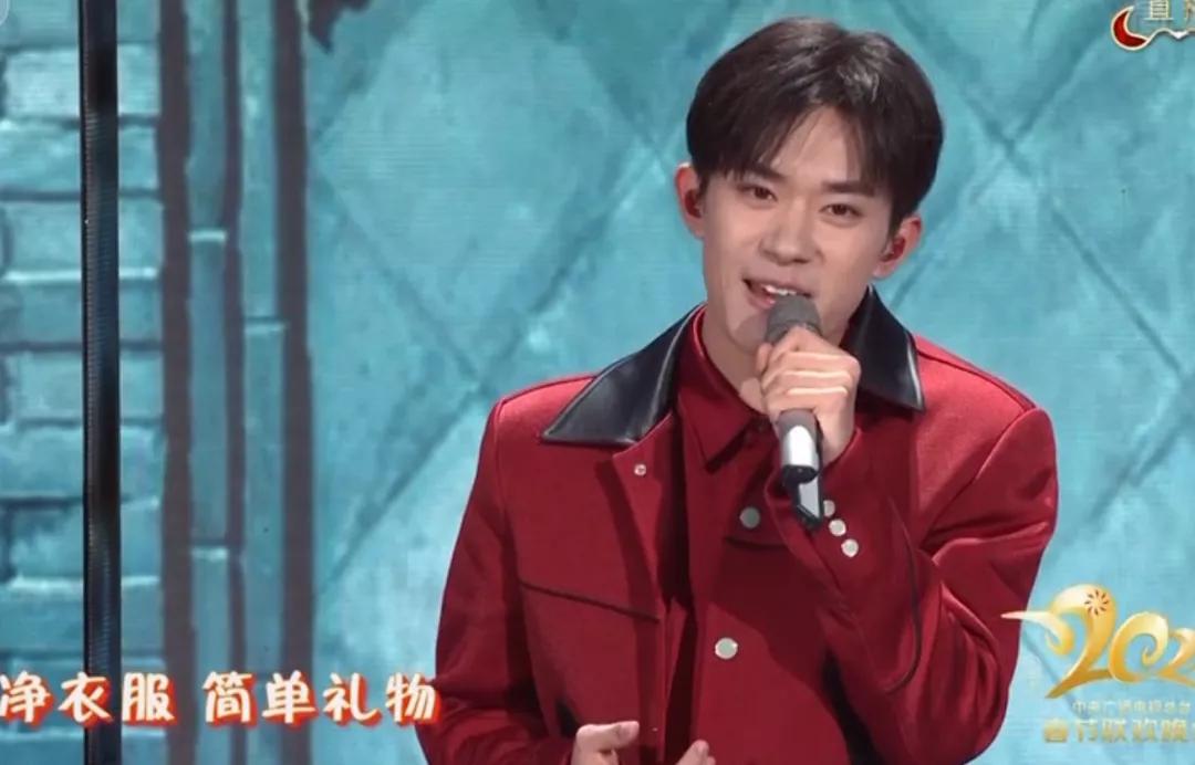 杨幂|春晚礼服奢华秀：女星拼超季，男星比咖位，杨幂跟金晨同框被碾压