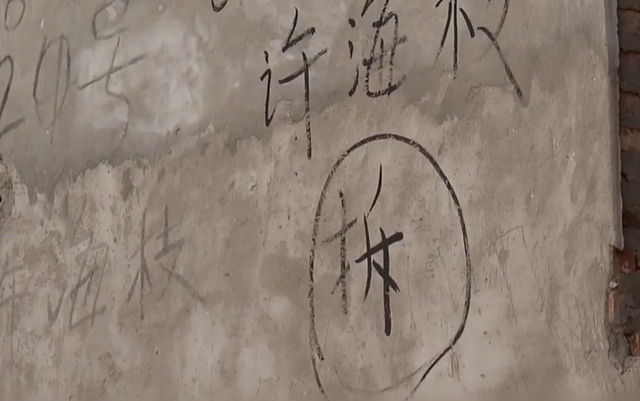 蓦然一牟 生病时儿子拒绝赡养，父亲得到百万拆迁款后，一口气全给了女儿？