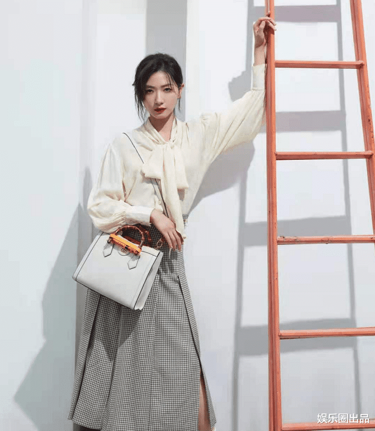 章子怡|万茜提着竹节手袋拍大片，拍照环境被热议，网友：“太脏了”