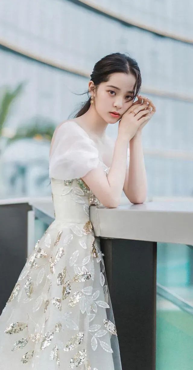 张哲瀚|欧阳娜娜，身材丰满，长腿女神，好想娶她