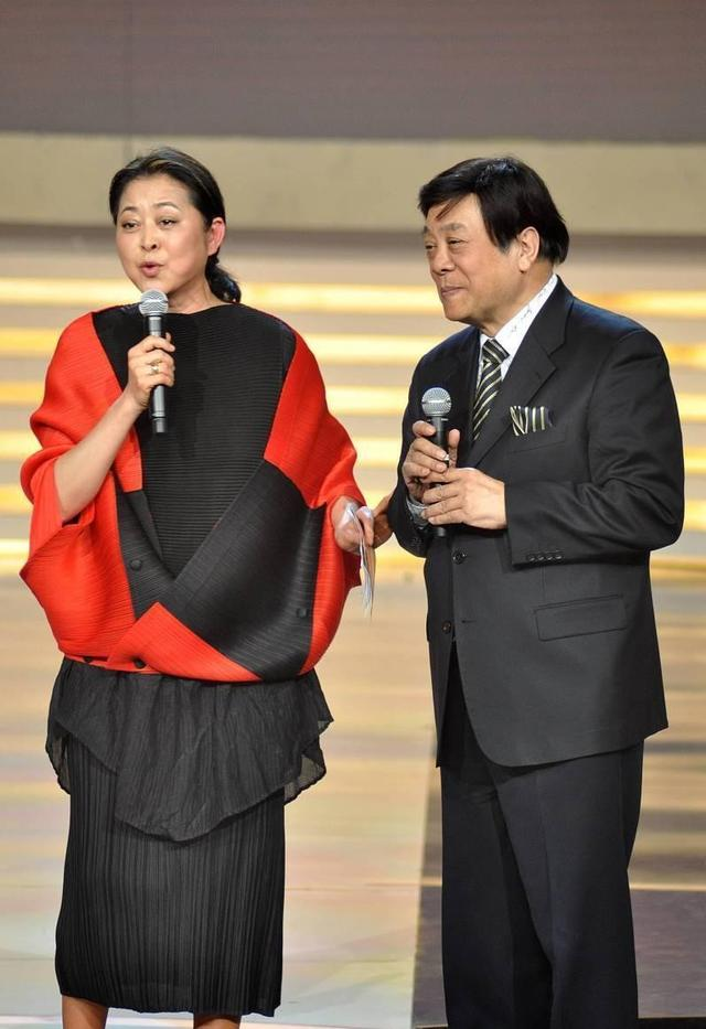 闲鱼有话说|62岁倪萍走机场，穿“奶奶裙”拎4万包状态真好，换新发色好减龄