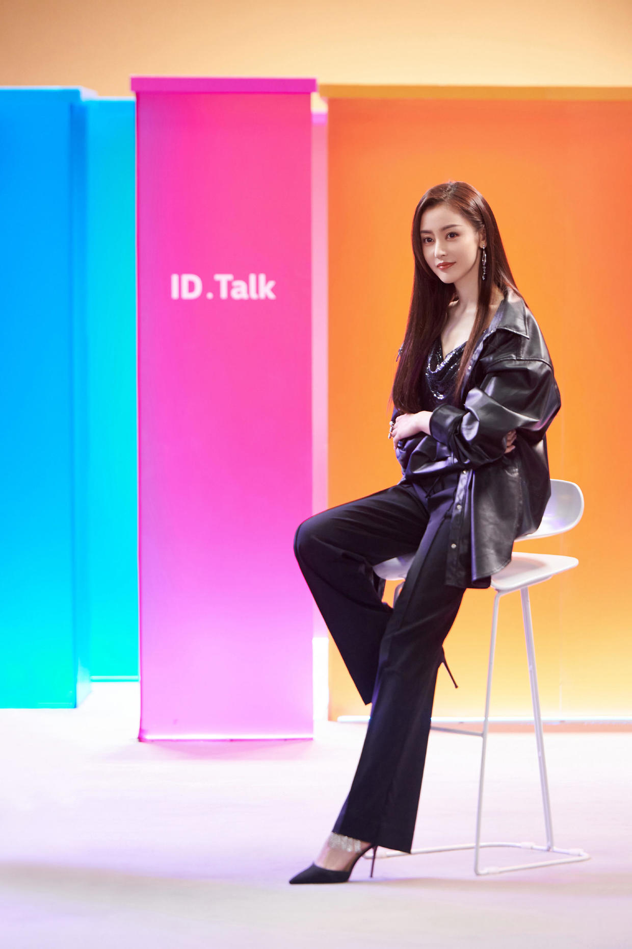 成毅|张天爱真是“人间尤物”,穿运动风套装配背心都如此性感,超好看