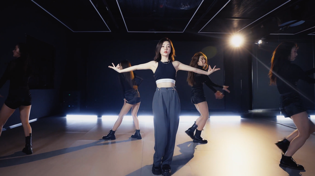 穷叉叉|冯提莫《自己》巡回签售会正式拉开帷幕，新专辑获粉丝热烈支持