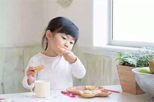 布谷妈妈|吃剩菜，会影响孩子长个吗？儿科医生：娃吃剩菜，还真有讲究