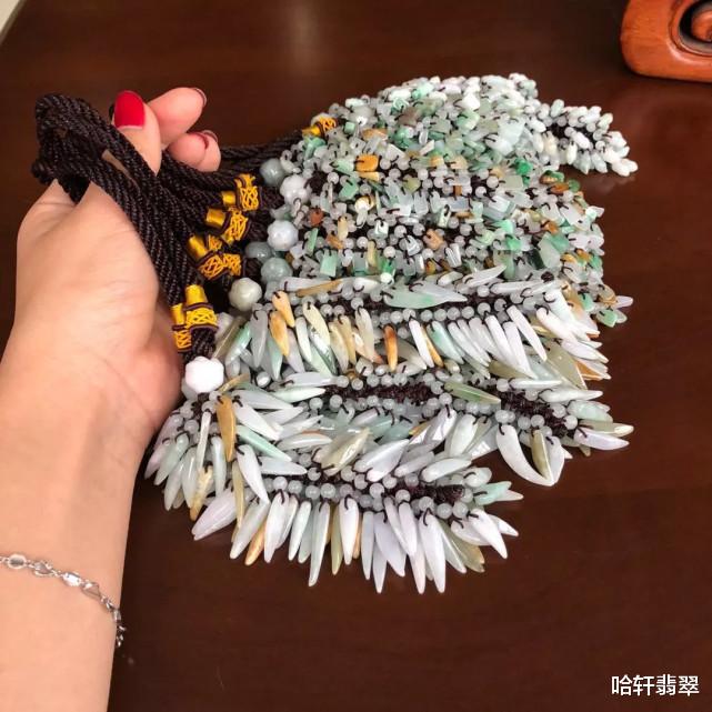 翡翠手镯|翡翠车挂要怎么选？有哪些好风水的题材呢？