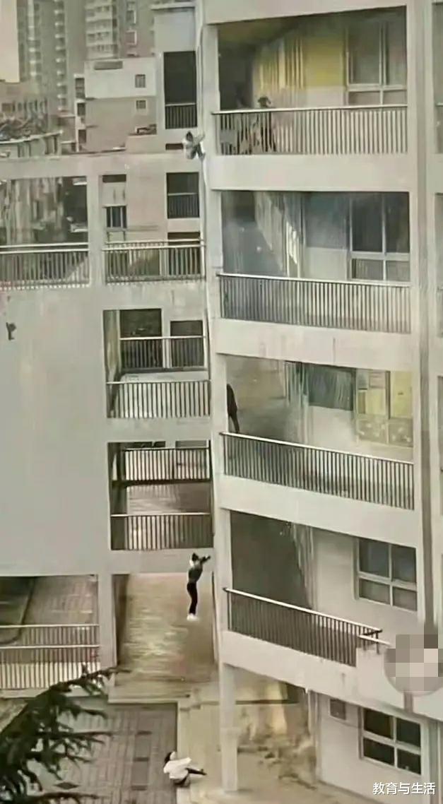 3名同班女生坠楼,教育学生远离“蓝鲸”游戏