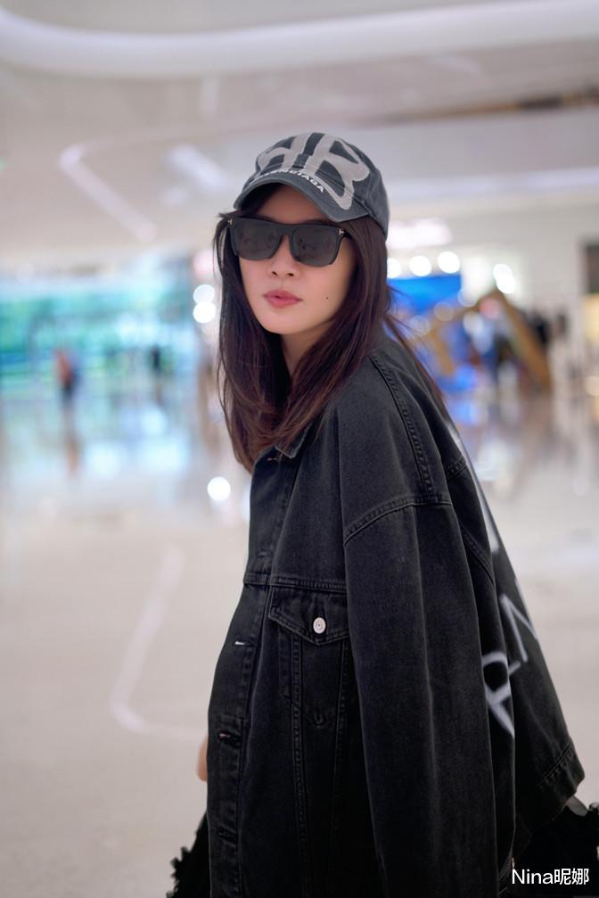 Nina昵娜 田海蓉周末逛街，大冷天穿T恤短裙精神十足，同龄人真没比她敢秀