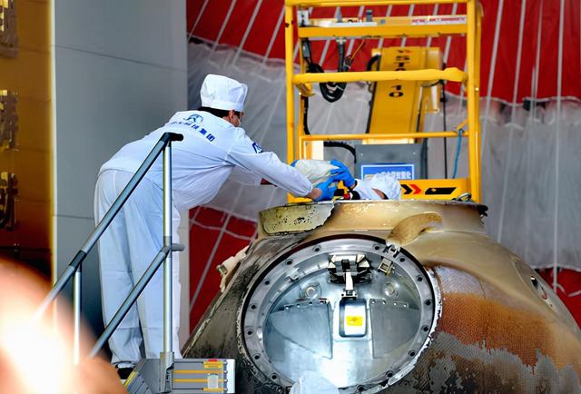 载人飞船 神舟十二号载人飞船返回舱开舱！有啥宝贝，先睹为快