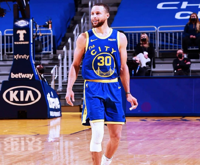 湖人队|西部格局大乱!前4都在输球,两强4连胜基本上岸,湖人只剩华山一条路