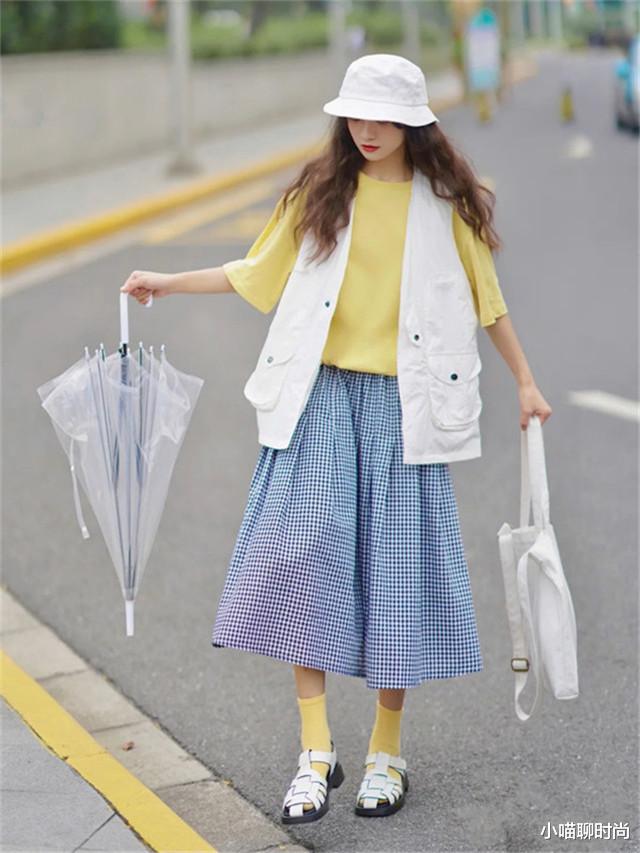 小喵聊时尚|T恤下面不一定要配裤子,今年流行“T恤+半长裙”,气质又高级