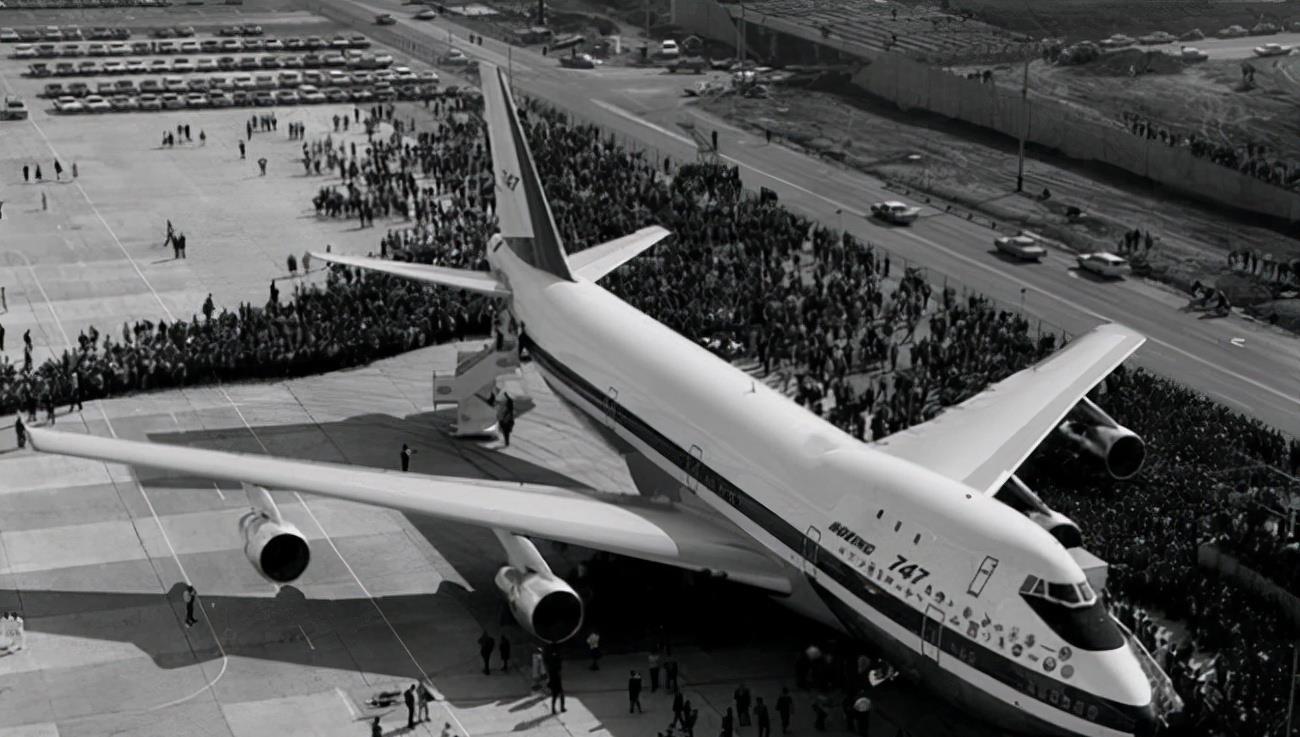 塔台 平行宇宙又一证据！失踪35年航班突然现身机场，科学该怎么解释？