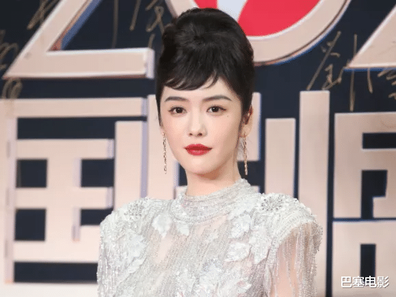 毛晓彤|国剧盛典红毯：毛晓彤清冷惊艳，被张萌的脸吓到，吴谨言怎么了？