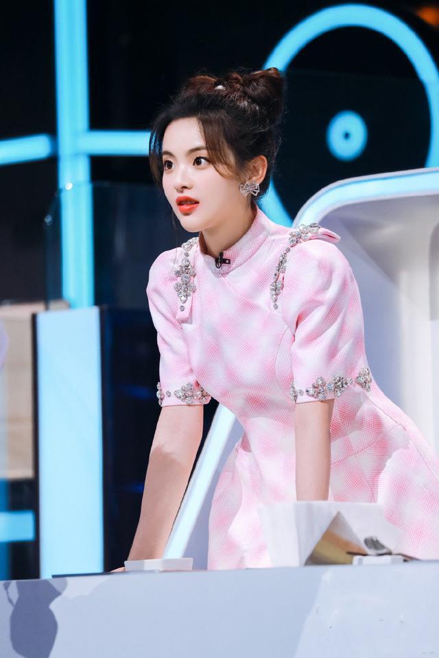 杨超越|杨超越成综艺咖,穿旗袍裙出镜扮“在逃公主”,蝴蝶结发型抢镜