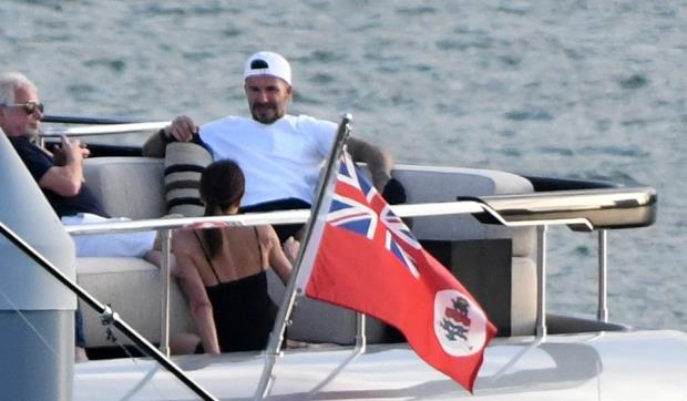 小贝|小贝4300万新游艇下水!三代同堂庆贺 47岁贝嫂紧身黑裙尽显身材