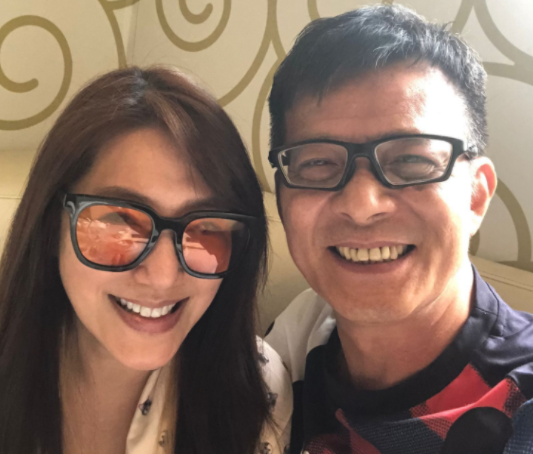 黄日华|黄日华与周润发出游，和异性贴身互动红光满面，现不抗拒第二春