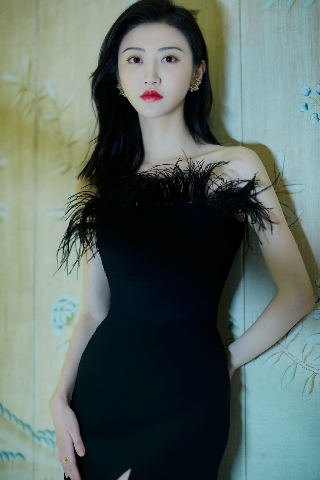 景甜|景甜把饱满身材藏起来了！身穿一袭黄色抹胸裹身裙亮相，高级优雅