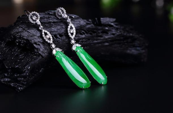 翡翠|一件翡翠值不值得买，有没有缺陷很重要！注意好这四点