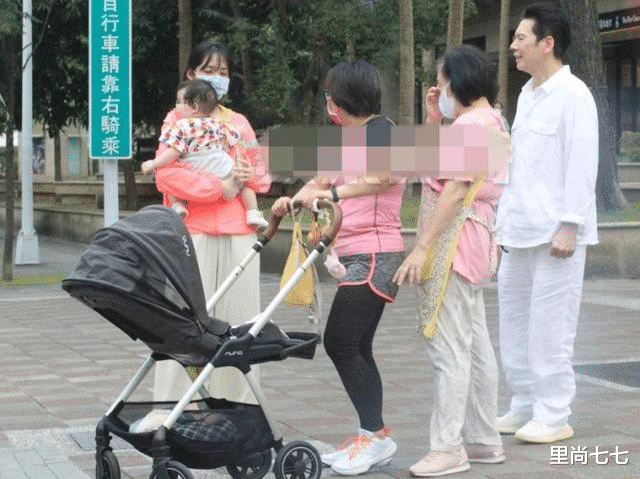 向华强|郭碧婷祖孙三代被偶遇，女儿哭一头汗伸手要妈妈，向华强不舍撒手