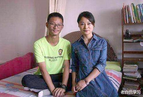 老白侃学习|高考考场外，考生当众跪谢母亲，引起众多关注