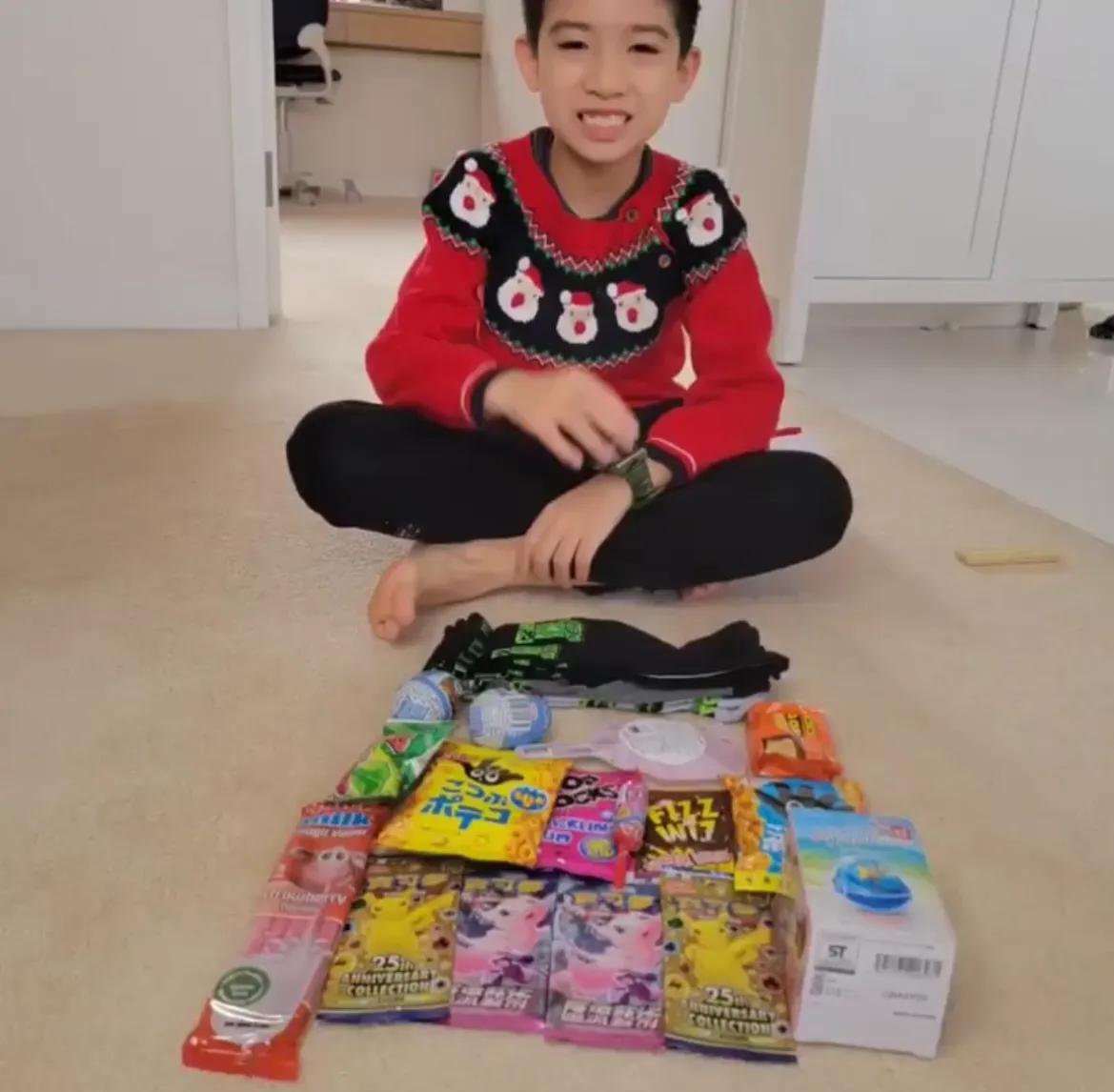 陈茵媺|陈茵媺晒全家福温馨有爱，仨孩子拆礼物超欢乐，一家五口很幸福