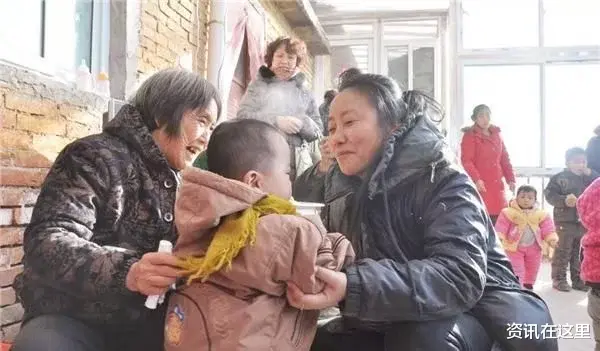 资讯在这里 “爱心妈妈”李丽娟：收养118个孤儿，天使面孔背后却是个魔鬼
