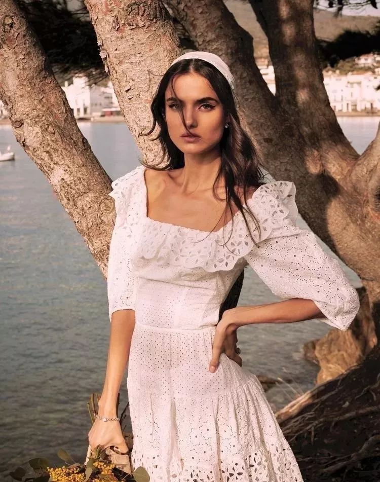 纺织服装时尚内参|今年夏季女装流行方领，一定要够大够宽才时髦~