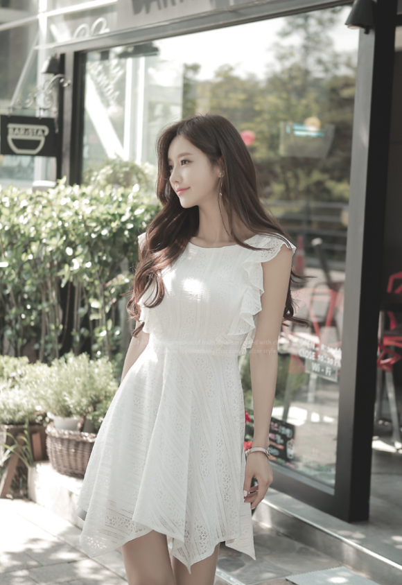 壹品穿搭|女神孙允珠高清时尚搭配：怀旧风百合蕾丝绣花百叶衣裙