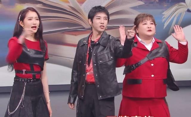 关晓彤|杨幂穿丝袜秀“漫画腿”，当她和关晓彤站一起时，效果却瞬间扎心