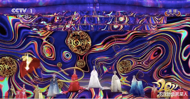 张萌|何穗穿80斤秀服,张梓琳挺6月孕肚,在春晚走的这场秀有点尴尬!