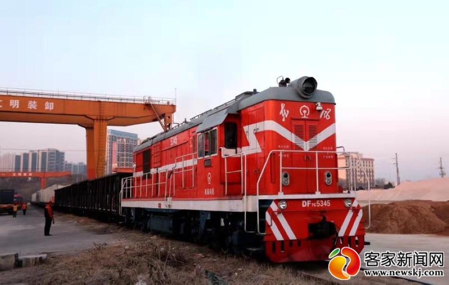 客家新闻网 赣州橙汁“坐”火车去北京