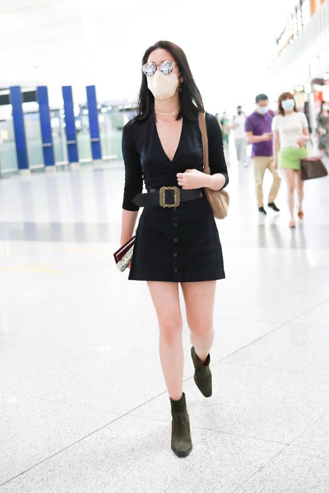 BiuFashion|杨采钰温柔阔太装让人过目不忘,简单却优雅,成熟韵味很浓