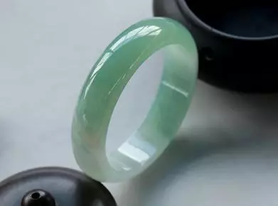 翡翠手镯|买翡翠手镯还是翡翠挂件，到底哪个更保值？
