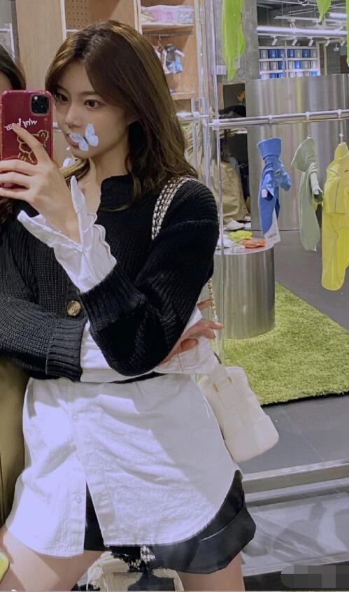 广电总局|张哲瀚疑似求婚成功，女方肤白貌美大长腿，五年前曾被拍戴情侣帽