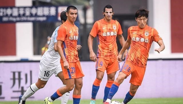 月落等风來|费莱尼领衔三大高点高空轰炸，韩佳奇屡献神扑，泰山队0-0广州城