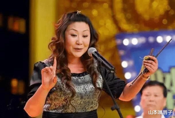 郭德纲|郭德纲老婆罕见露面，一身行头近20万，和老郭一样爱穿名牌