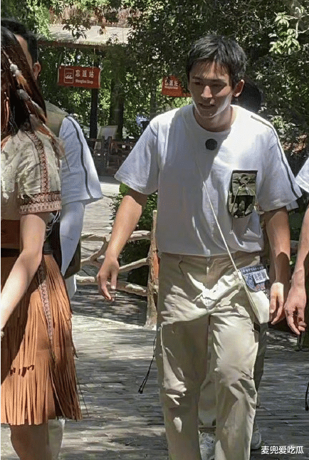 张哲瀚|张哲瀚王一博撞衫？张哲瀚脖子粗显壮硕，王一博玉树临风赢得彻底