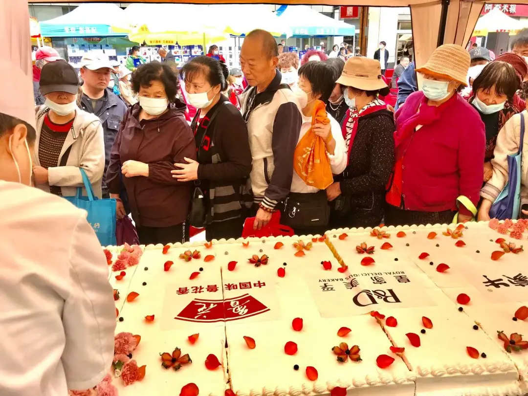 大众网青岛 昨天青岛这里人鼓了！火爆“拼妈”现场