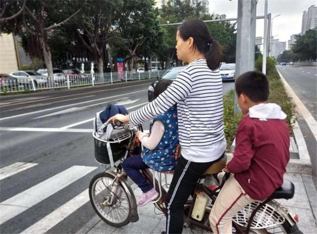 西红柿妈妈|中国妈妈和日本妈妈接娃放学是两种完全不一样的风格，谁更胜一筹