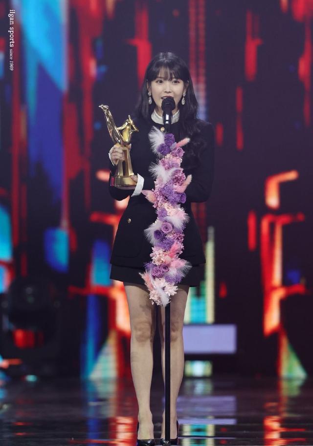 曾宝仪|李到晛为IU颁奖梦回《德鲁纳酒店》！女神得奖感言超霸气