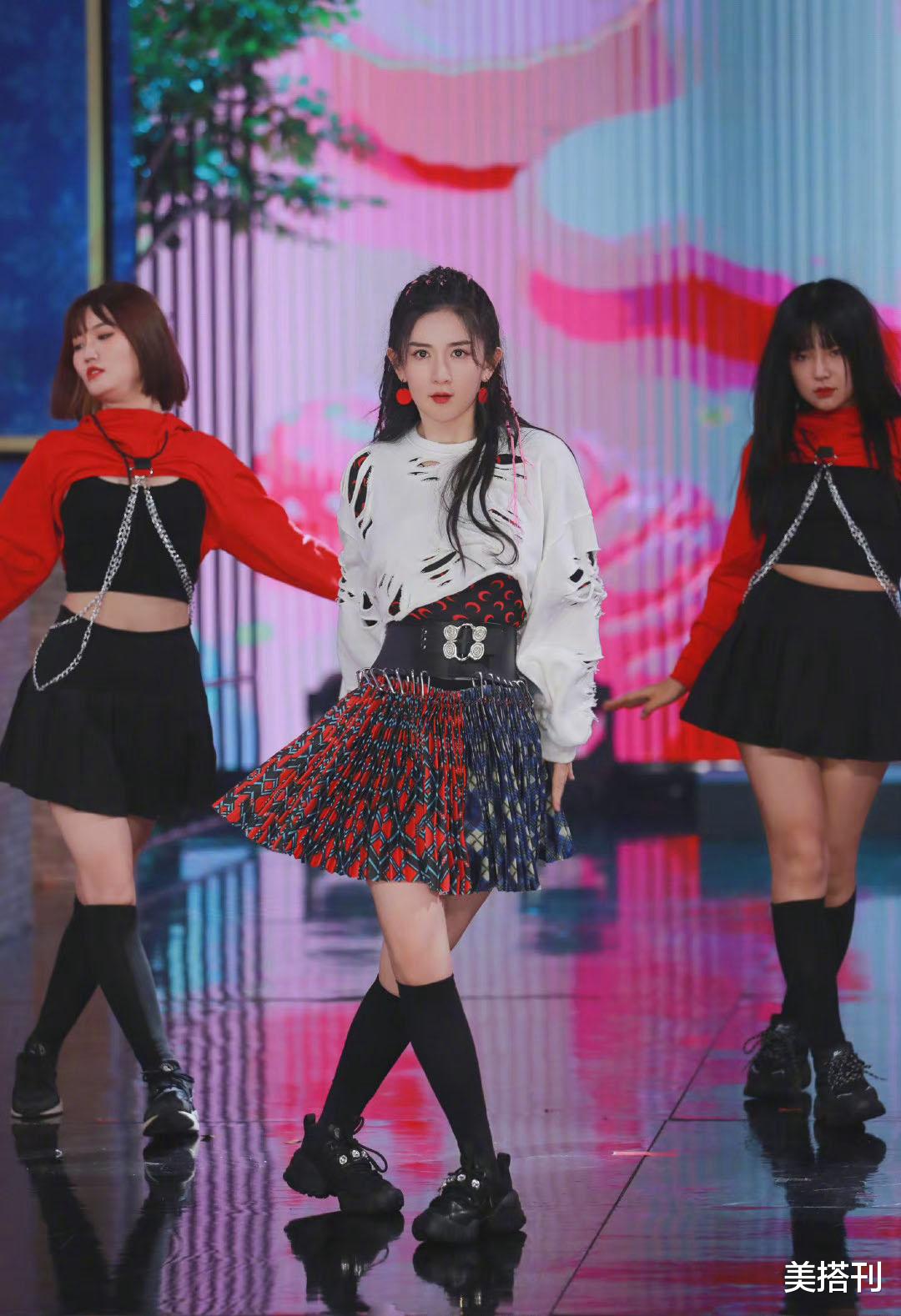 谢娜|40岁谢娜真“嫩”!产后首次回归一身女团装劲歌热舞,身材超火辣