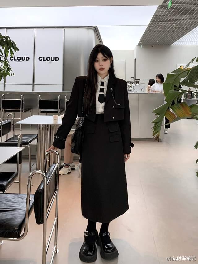 柳然|卡戴珊梨形身材却从来不遮胯，大胆暴露缺点，为什么更迷人抓眼了