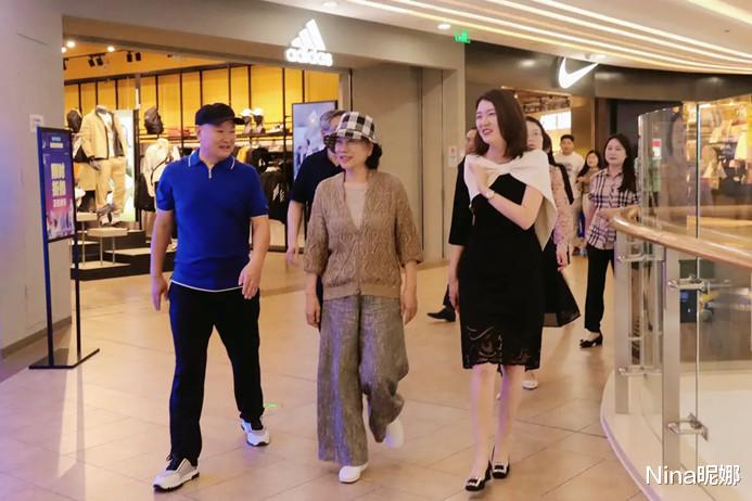 Nina昵娜|董明珠罕见公开露面,穿开衫副市长陪同排场大,双手翻背迈八字步像老干部