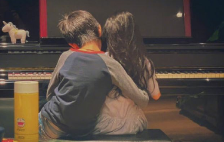 王力宏|等等小花摆摊义卖，不惧寒冷坚守摊位，小花遗传孙俪大长腿成亮点