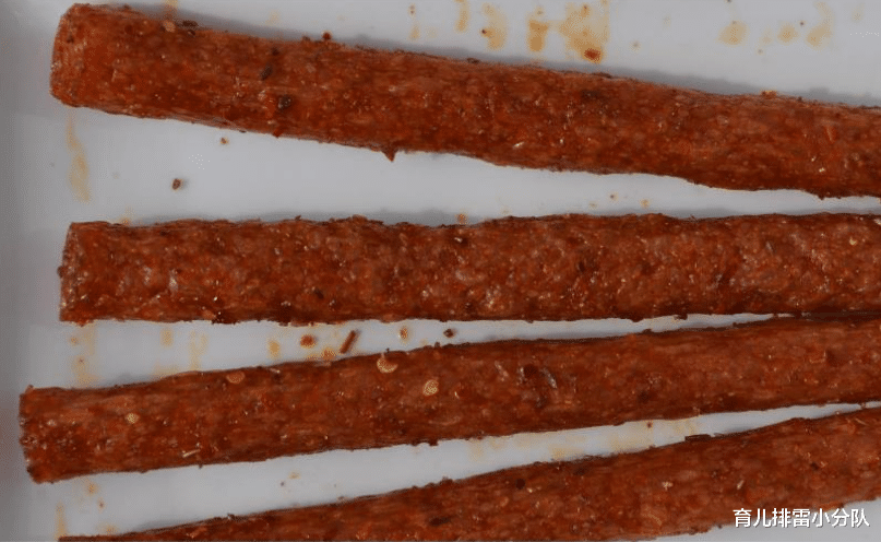 辣条|小女孩脸部成“烂柿子”,只因这种零食吃太多,父母管好娃别常买