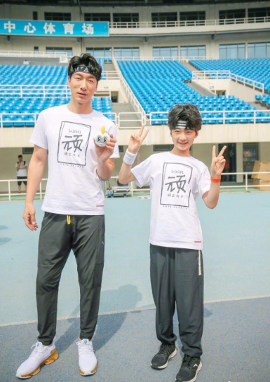 张亮|“男神”张亮：从一夜爆红到糊穿地心，他才是资本操纵下的牺牲品