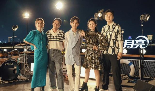 谢娜|湖南跨年晚会添新女主持，杜海涛和李维嘉缺席，谢娜和吴昕成嘉宾