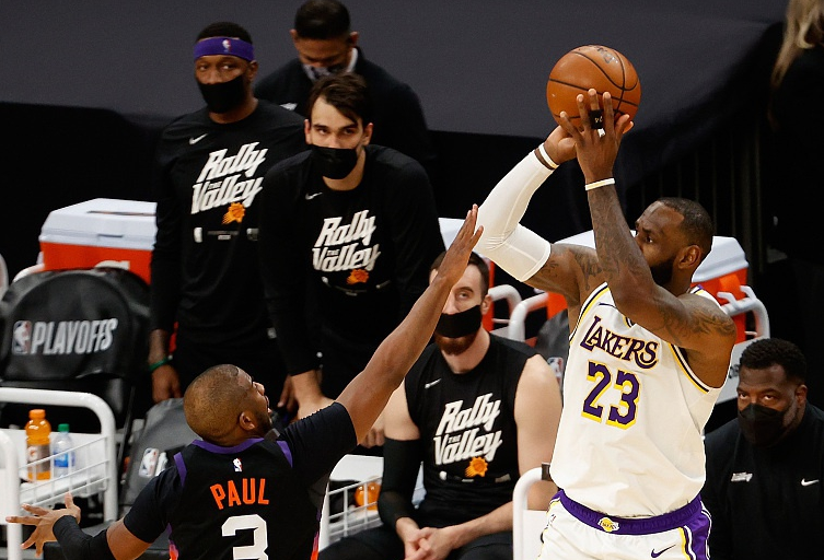 湖人隊|7記三分，輸14個籃板！沃格爾雪藏2人，湖人真是作繭自縛